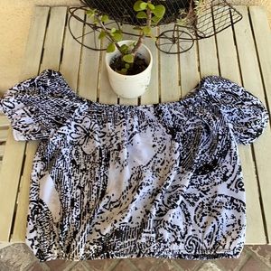 Aqua brand sz small white and black crop top